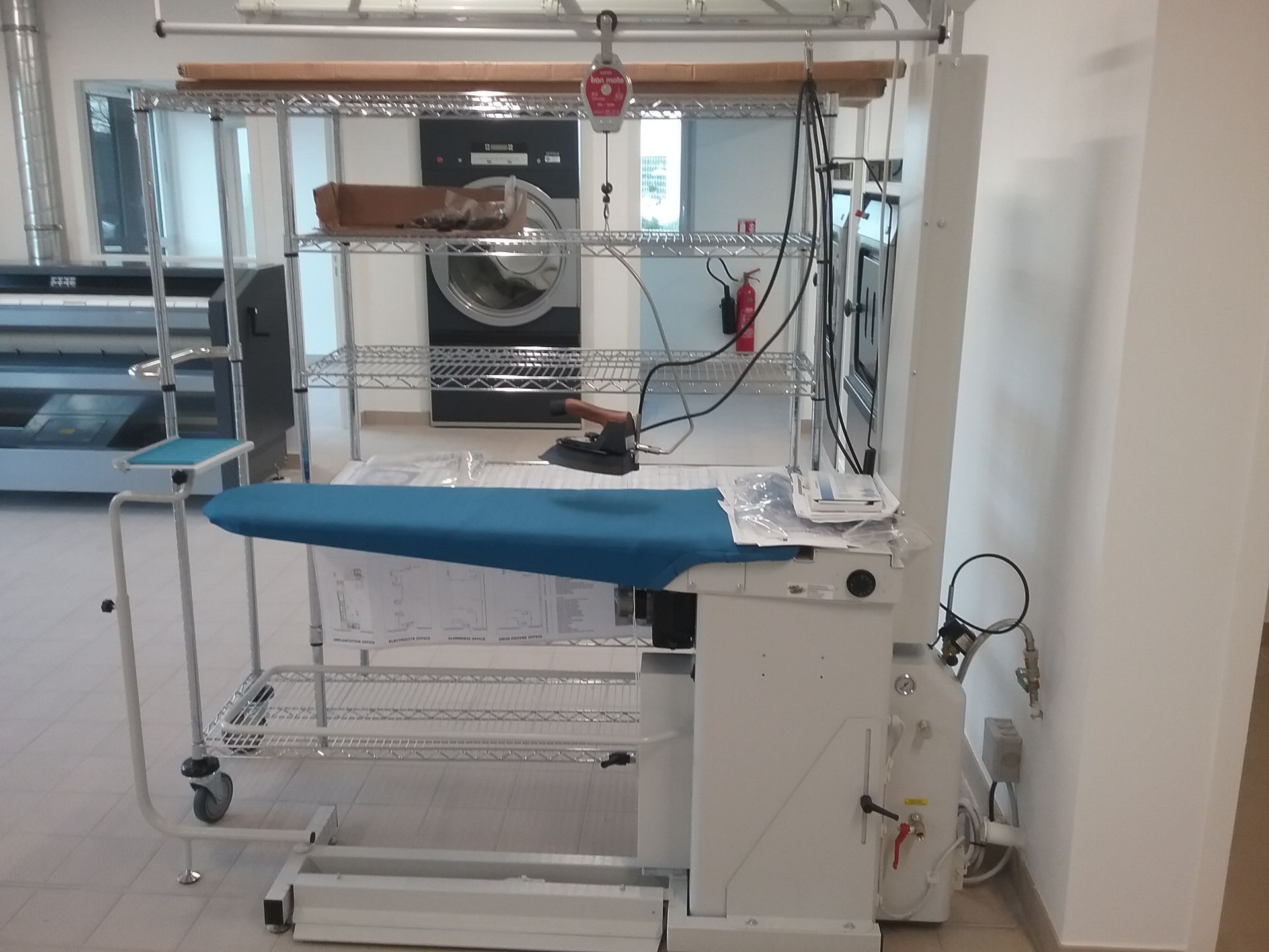 Table à repasser et machine à laver