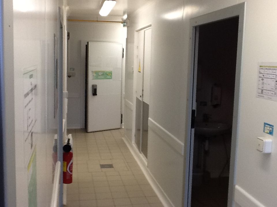 Couloir et porte ouverte