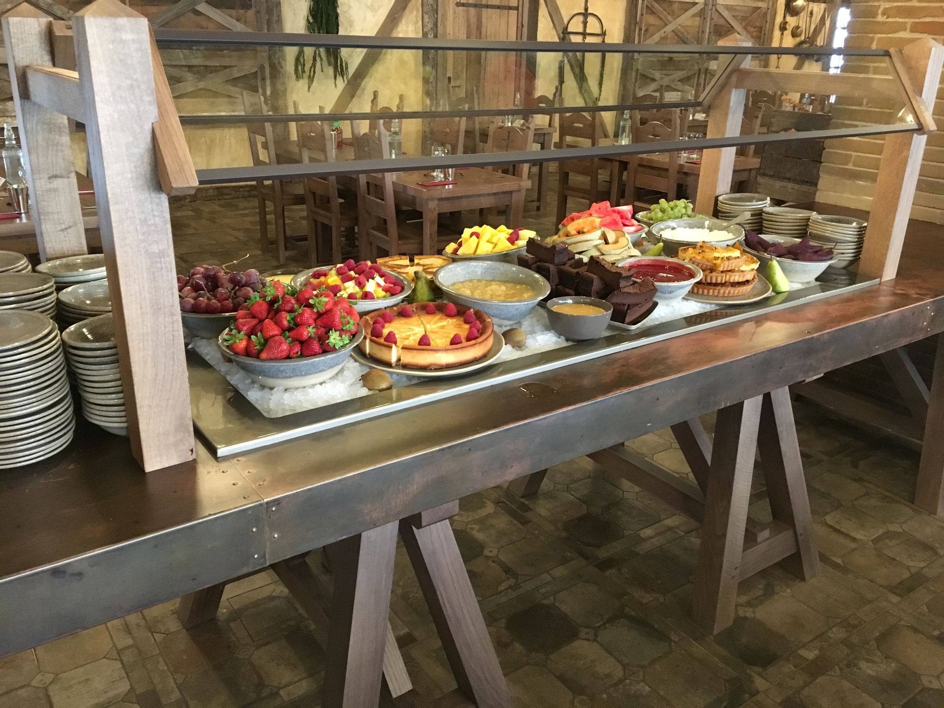 Table buffet garni de gâteaux 