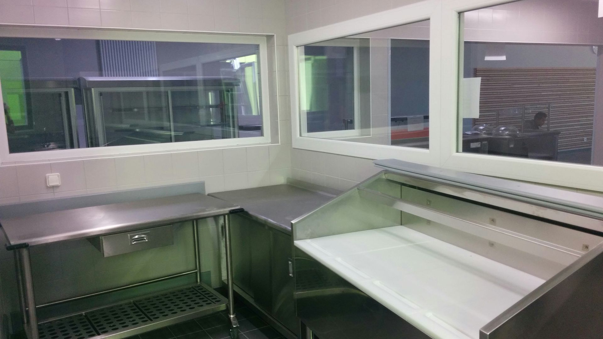 Meubles de service sous une fenêtre