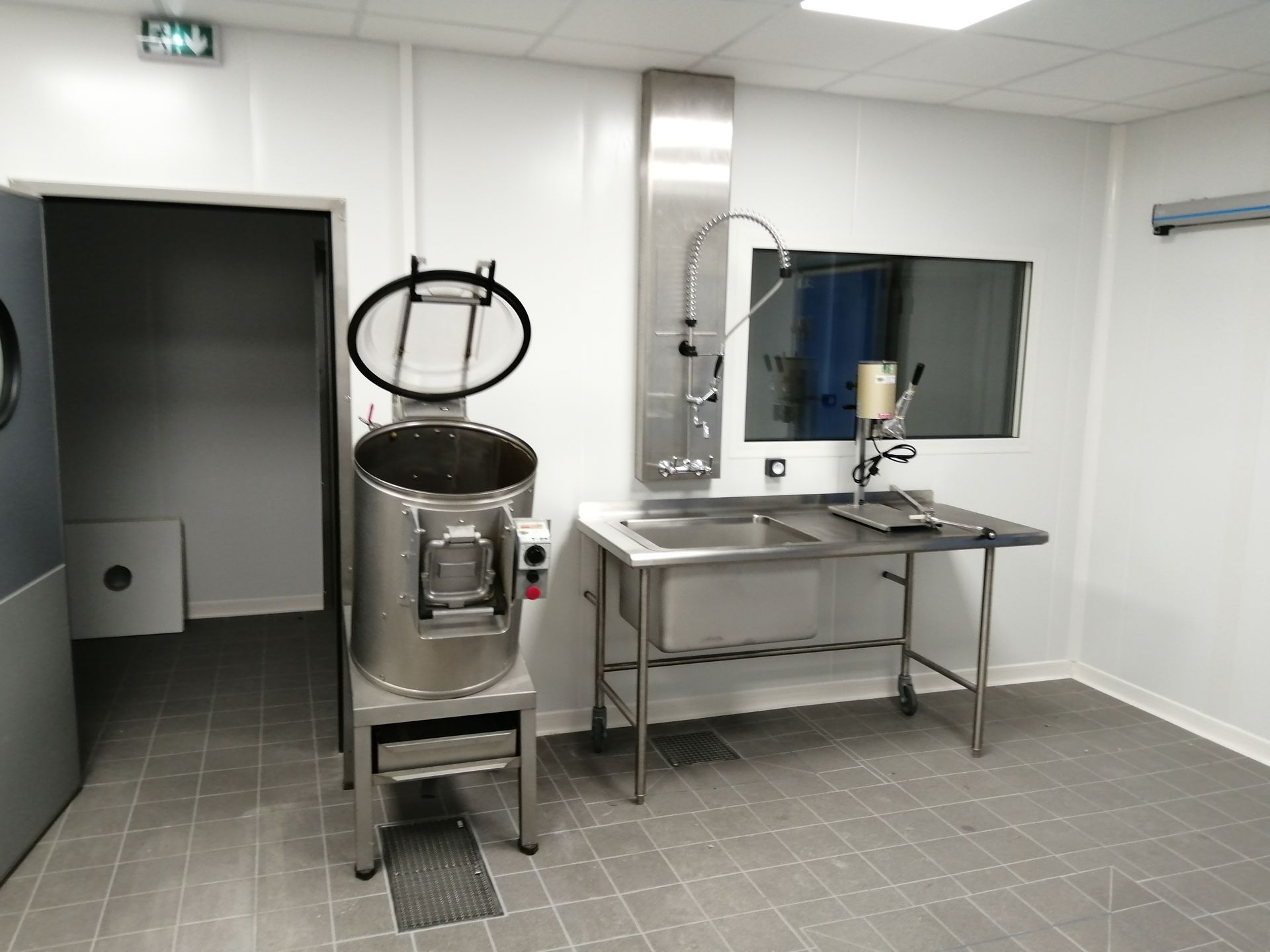 Pétrin et évier de vaisselle dans une cuisine professionnelle