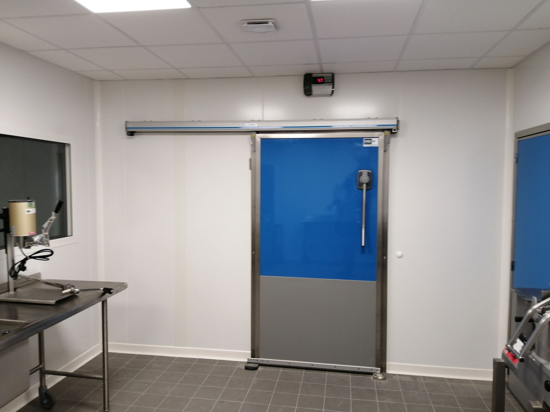 Porte bleue sécurisée