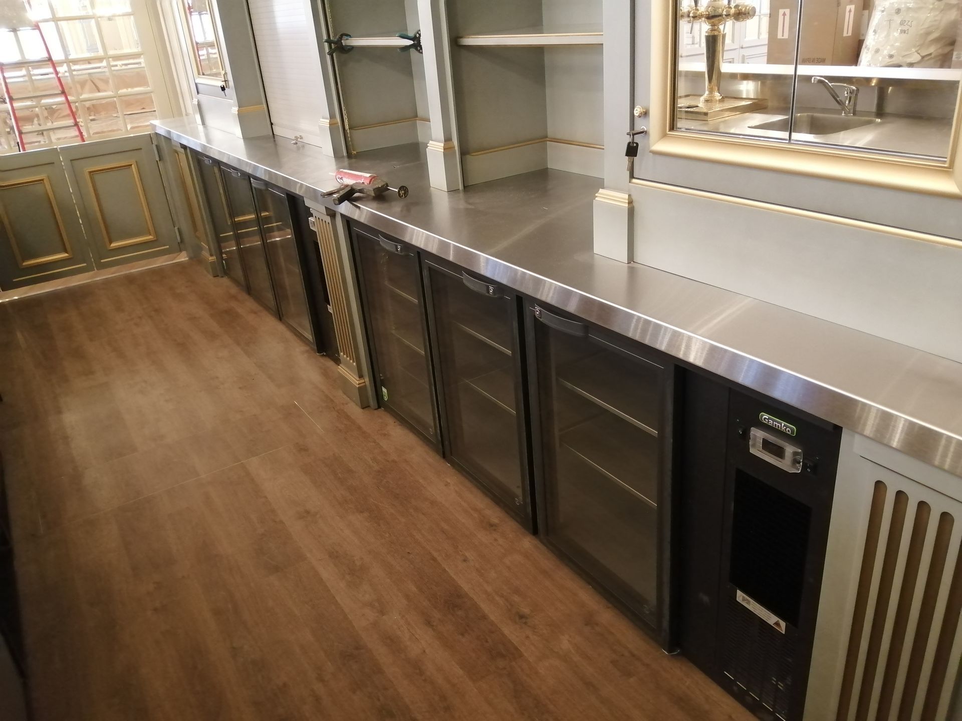 Plan de travail et meubles dans une cuisine professionnelle