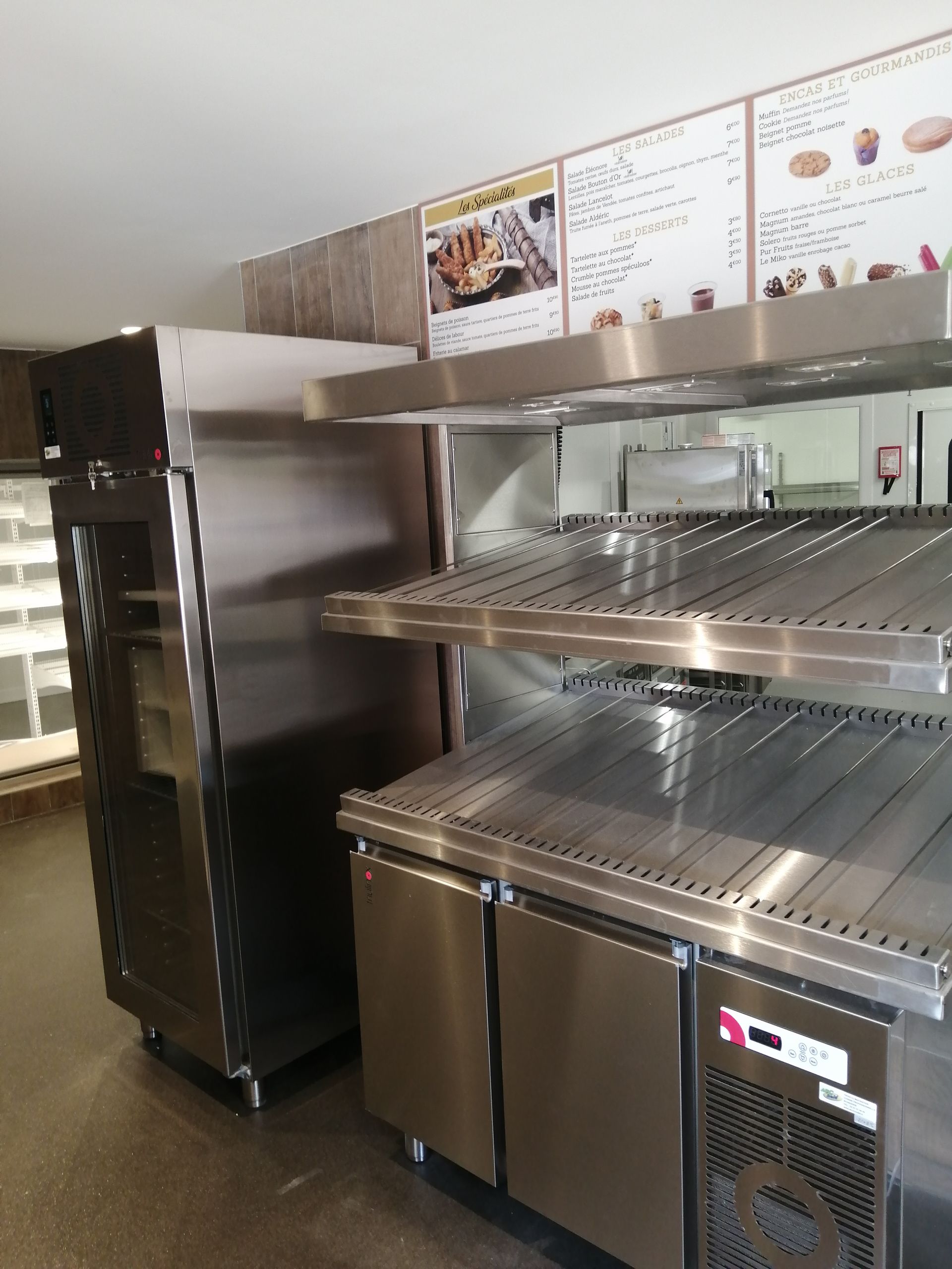 Équipement de cuisine professionnel : réfrigérateur et meuble de service