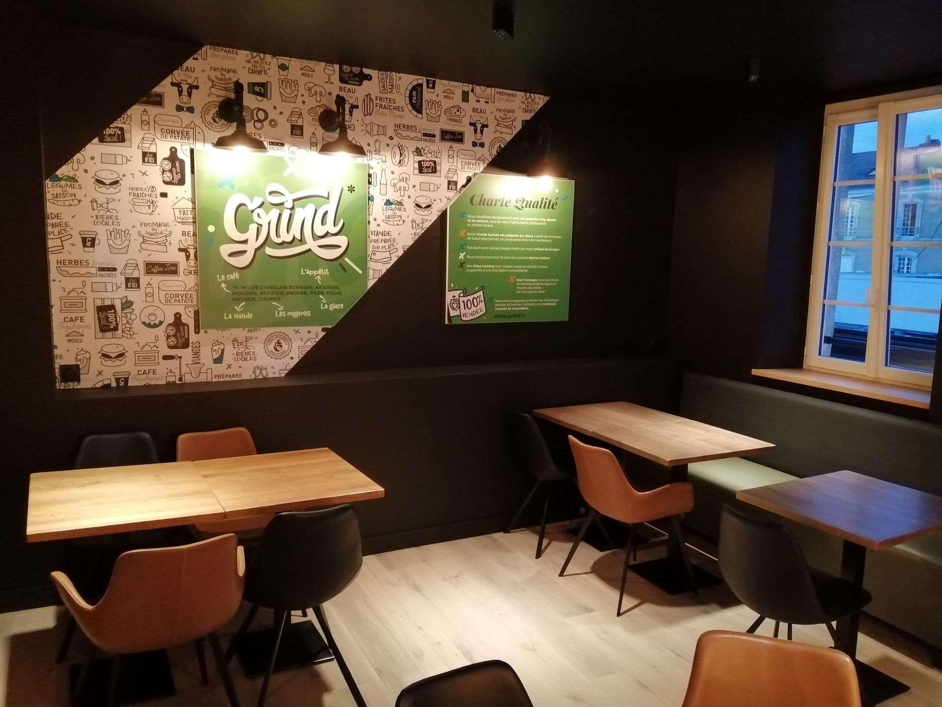 Salle de café avec tables en bois