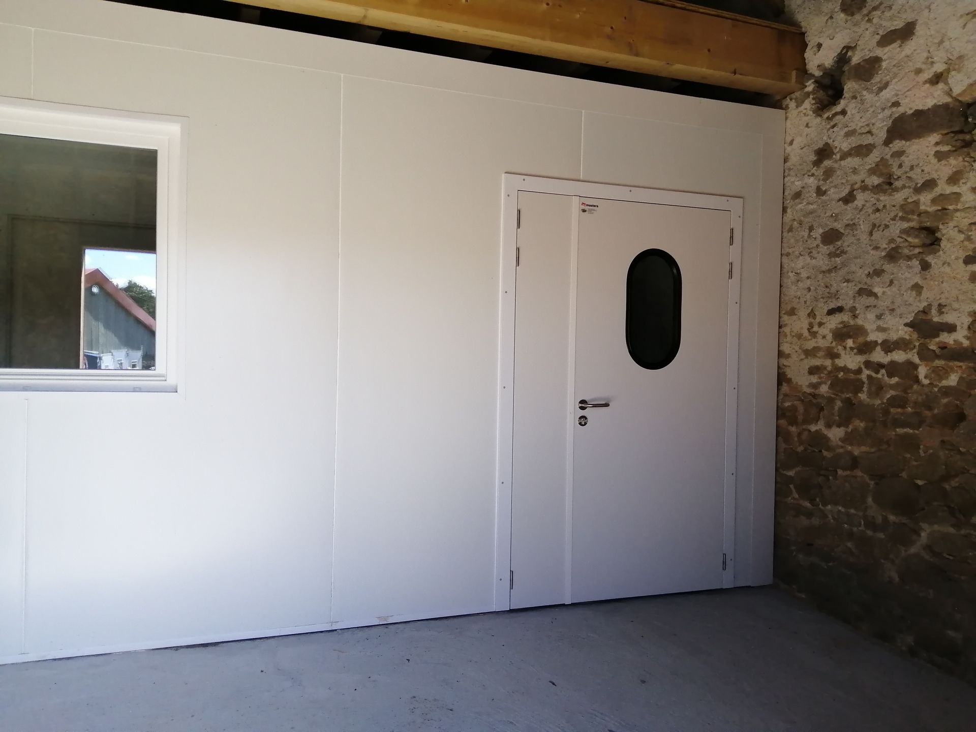 Cloison blanche et porte avec hublot