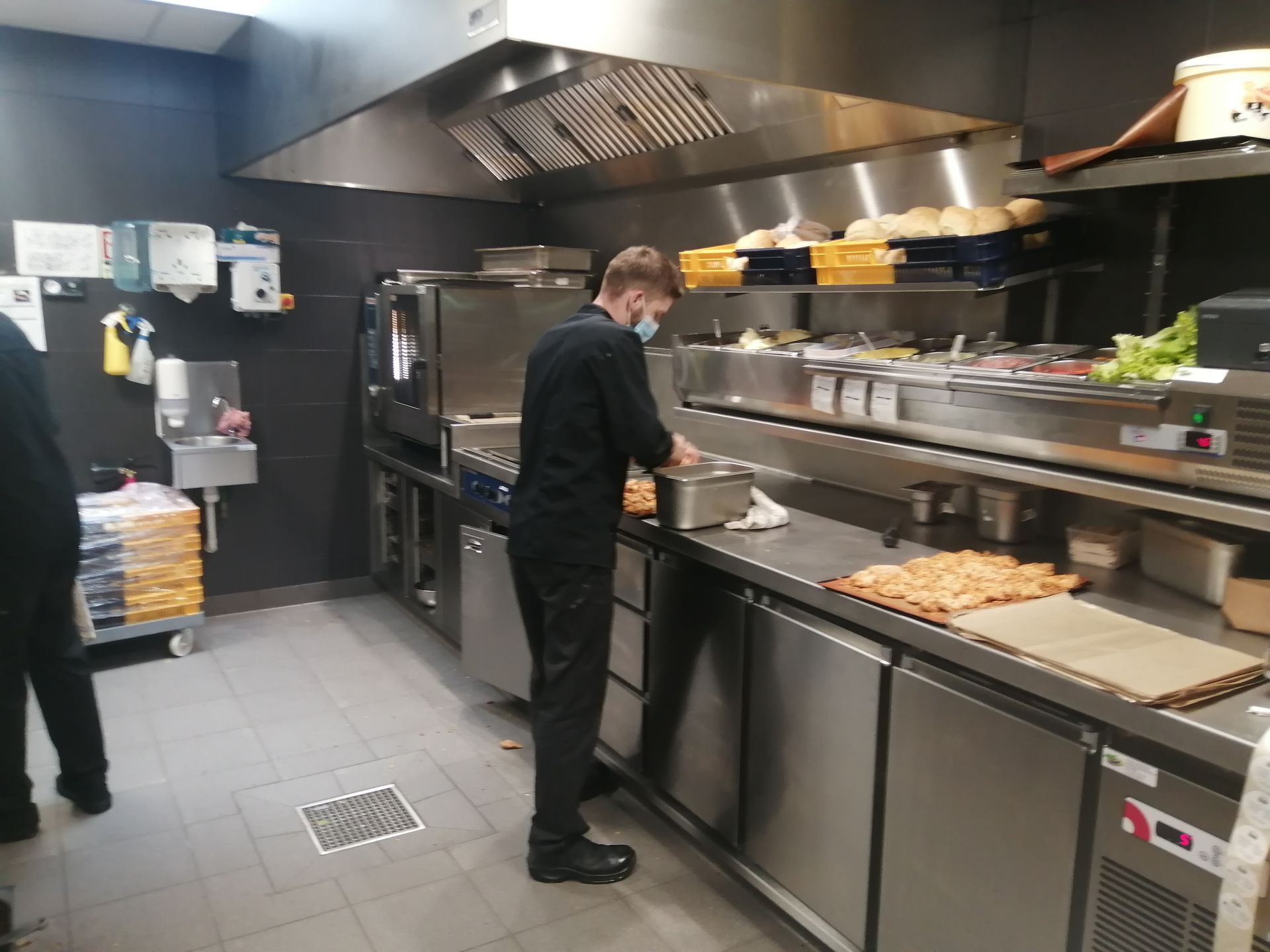 Cuisinier en train de cuisiner dans une cuisine de restaurant