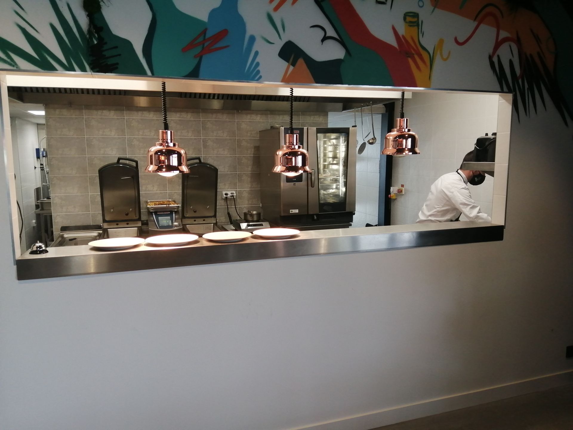 Comptoir cuisine professionnelle avec assiettes posées dessus