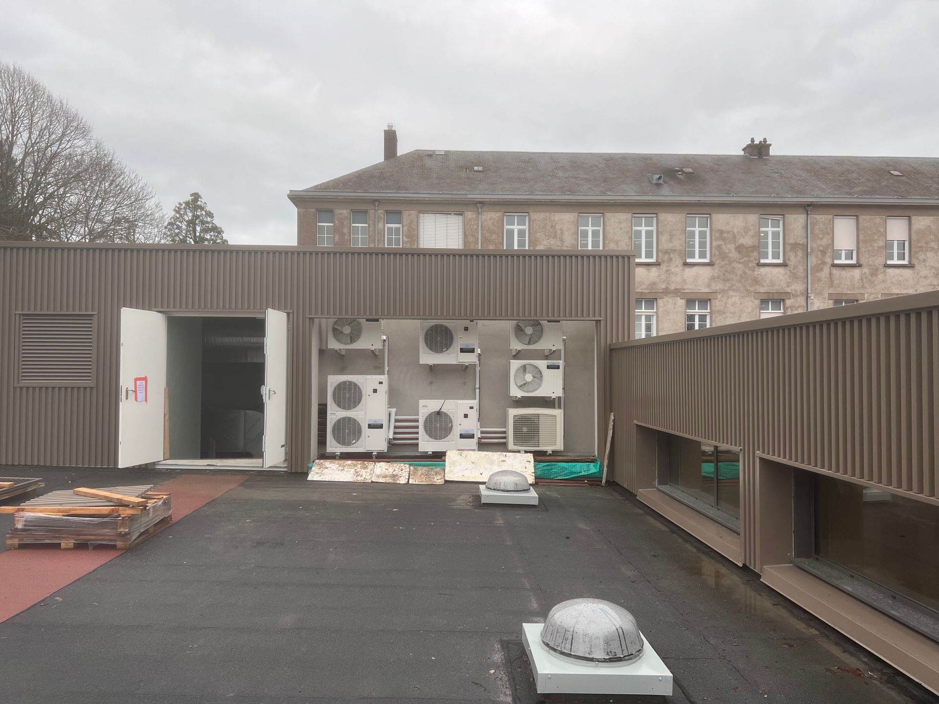 Blocs extérieurs de climatisation alignés