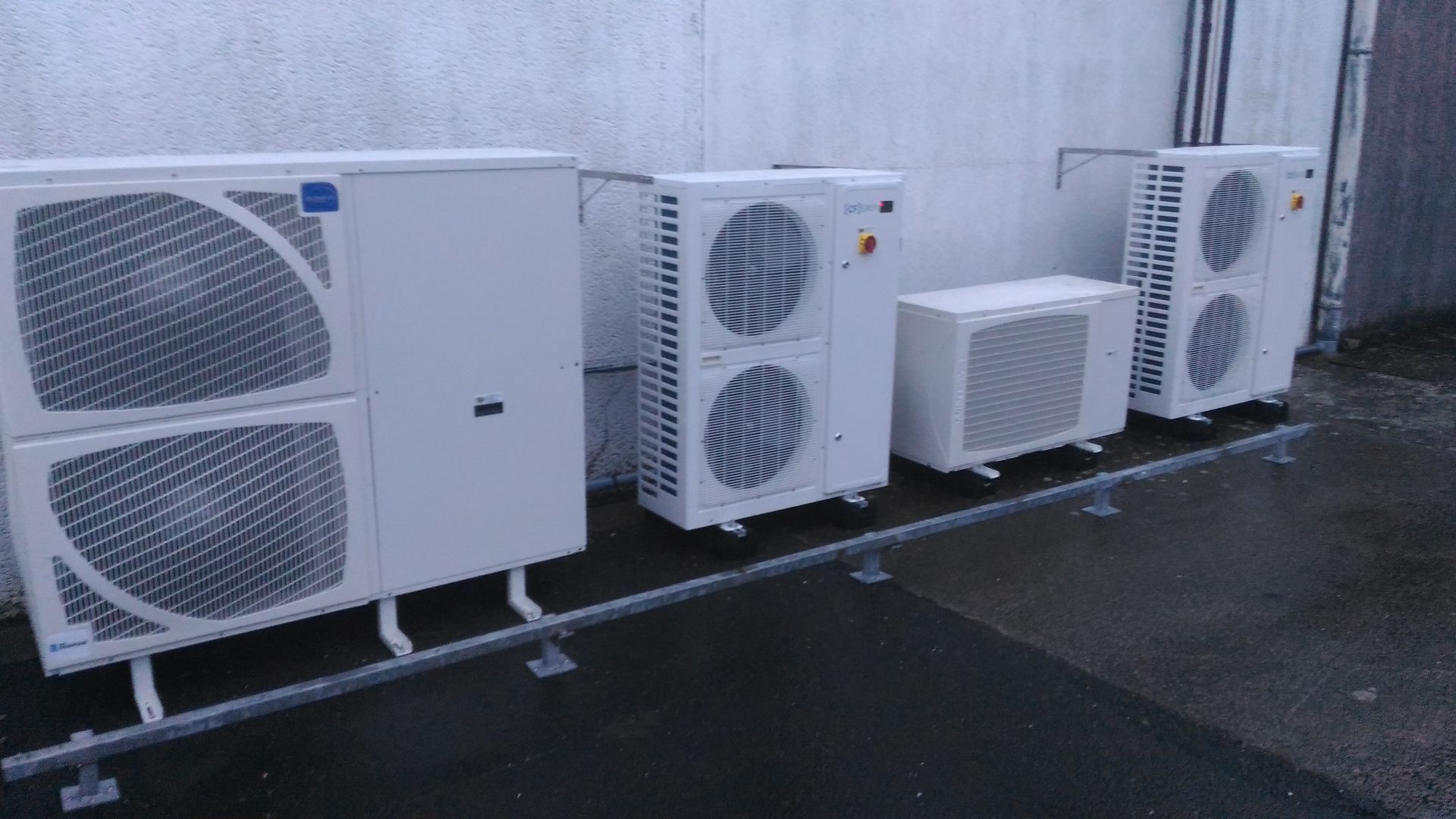 Blocs extérieurs de climatisation alignés