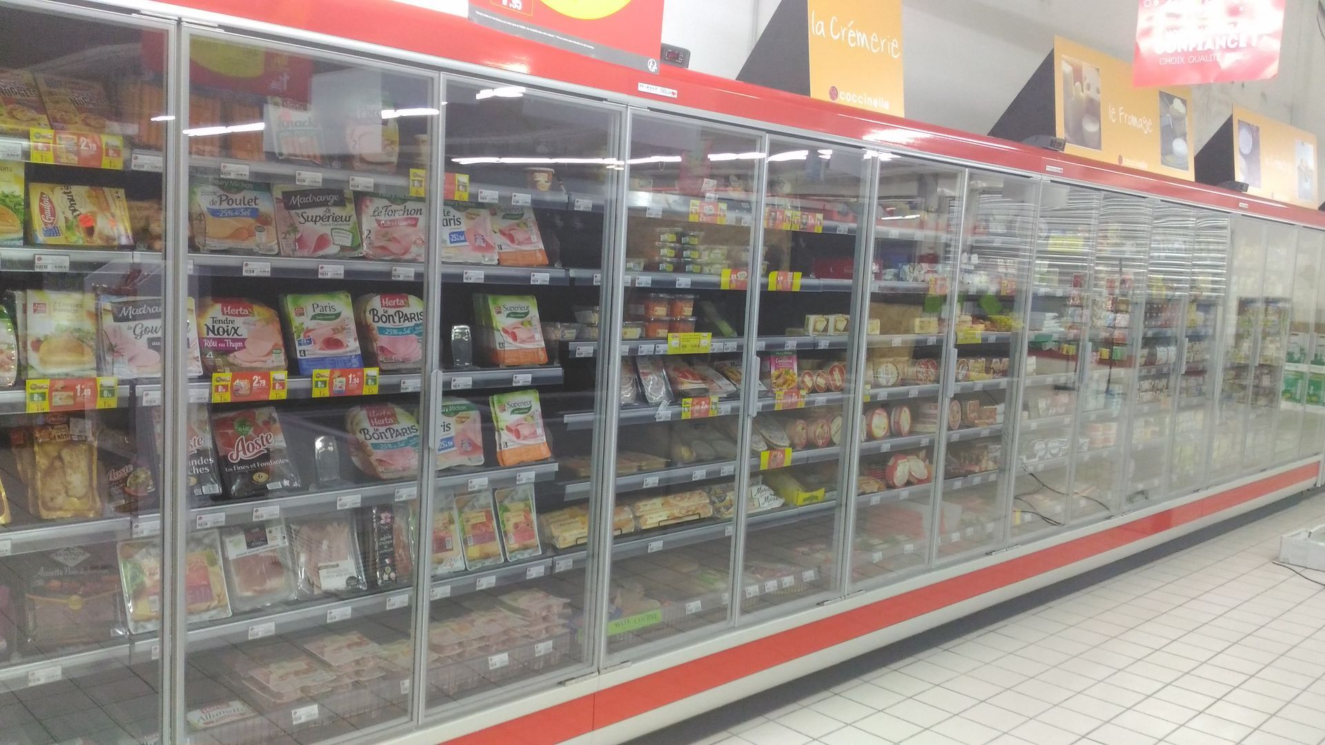 Frigos alignés dans un supermarché