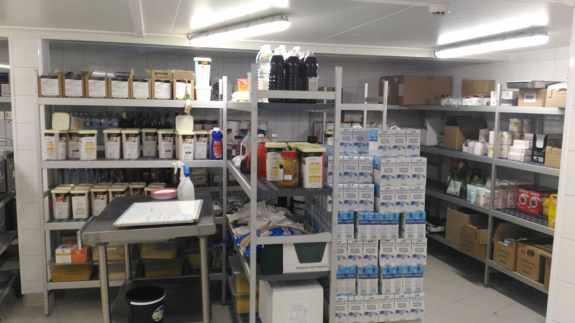 Placard de stockage rempli de denrées alimentaires