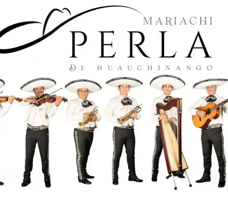 Logotipo del Mariachi Perla de Huauchinango con cinco músicos sobre un fondo blanco.