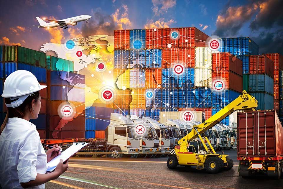 Un employé du secteur logistique, portant un casque de chantier, examine des documents devant un décor de conteneurs, de camions et d'une carte du monde.