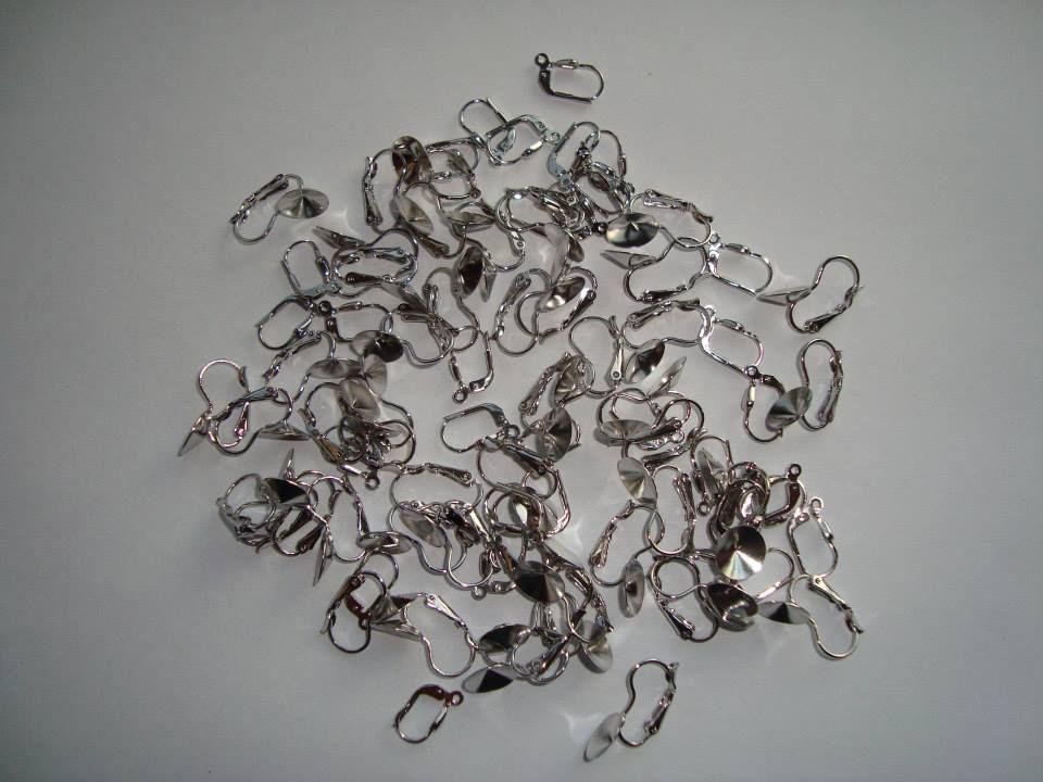 Ein Haufen silberner Metallkettenglieder, verstreut auf einer hellgrauen Oberfläche
