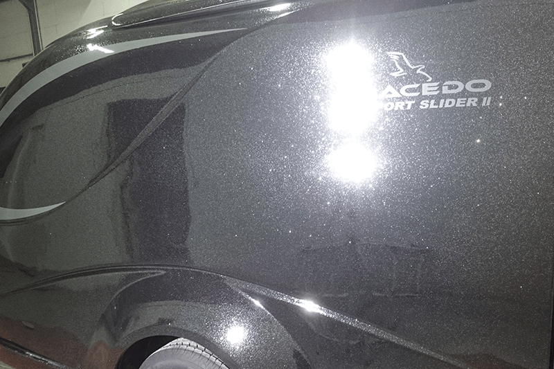 Schwarzes und silbernes Autoteil mit dem Schriftzug „Acedo Sport Slider II“. Glitzernde, glänzende Oberfläche.