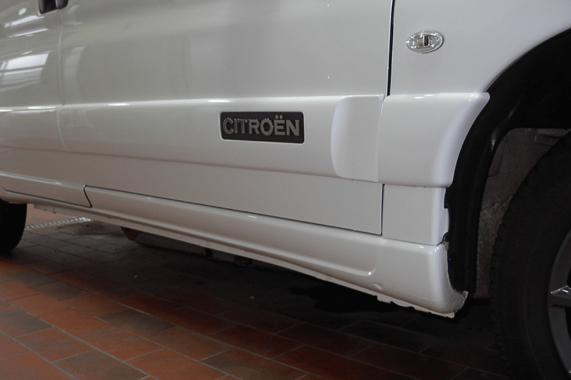 Weiße Citroen-Autotür mit