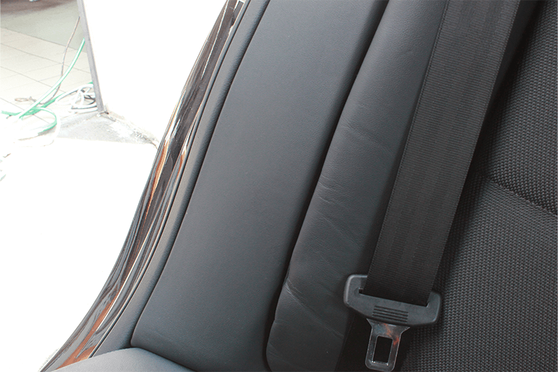 Schwarzer Autositz mit Sicherheitsgurtschloss, Teil der Innenausstattung.