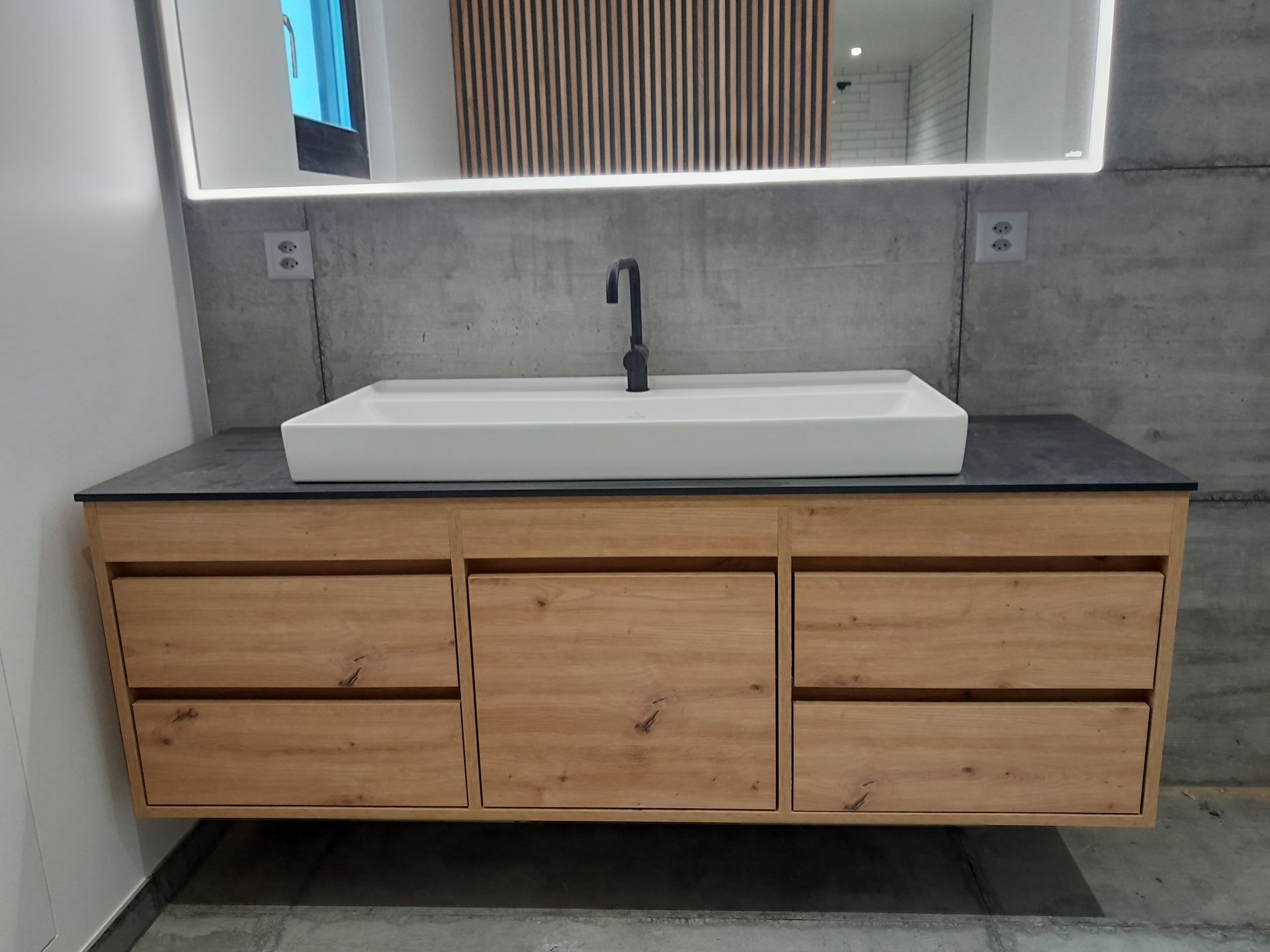 Agencement de salle de bains en bois