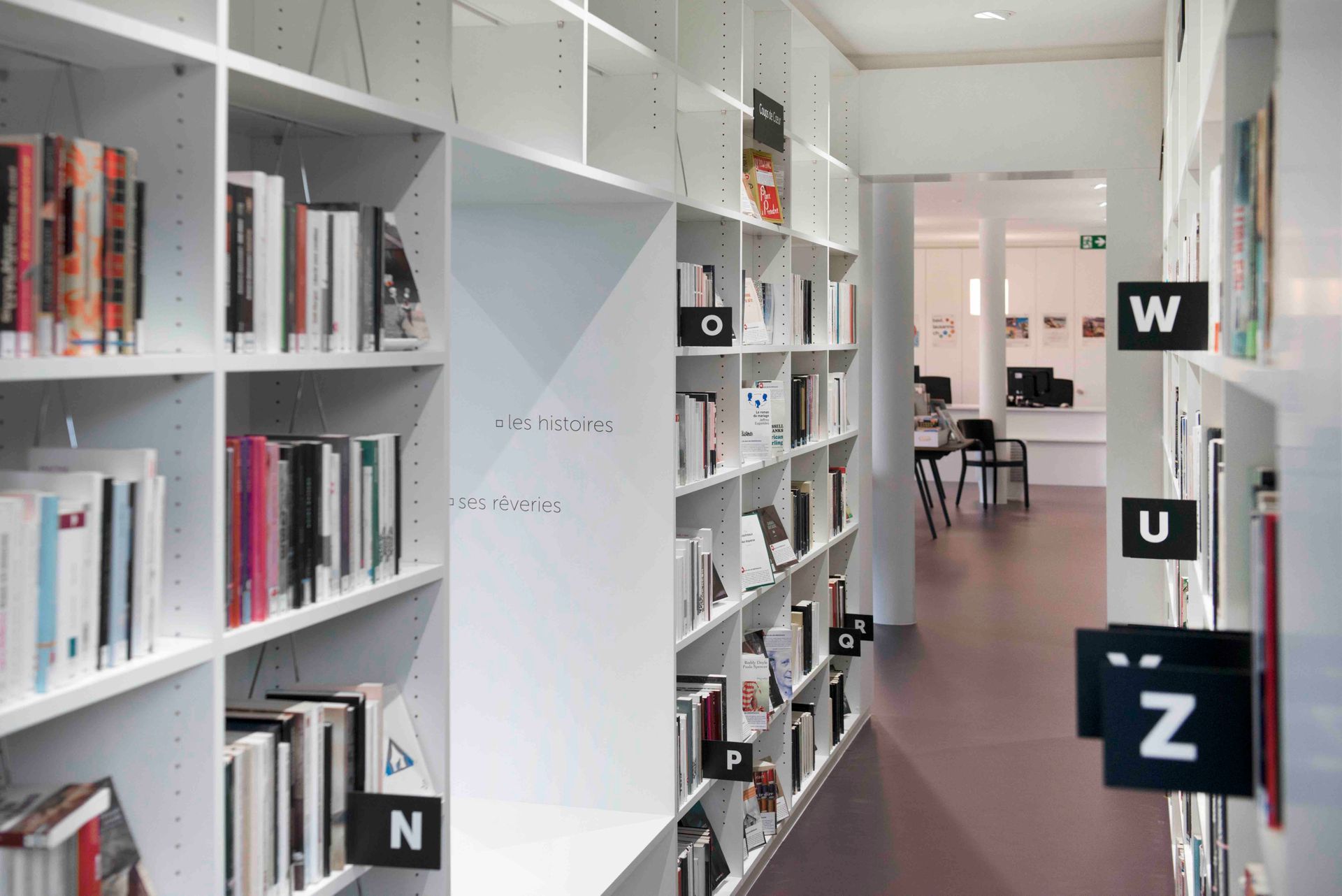 Agencement en bois blanc d'une bibliothèque