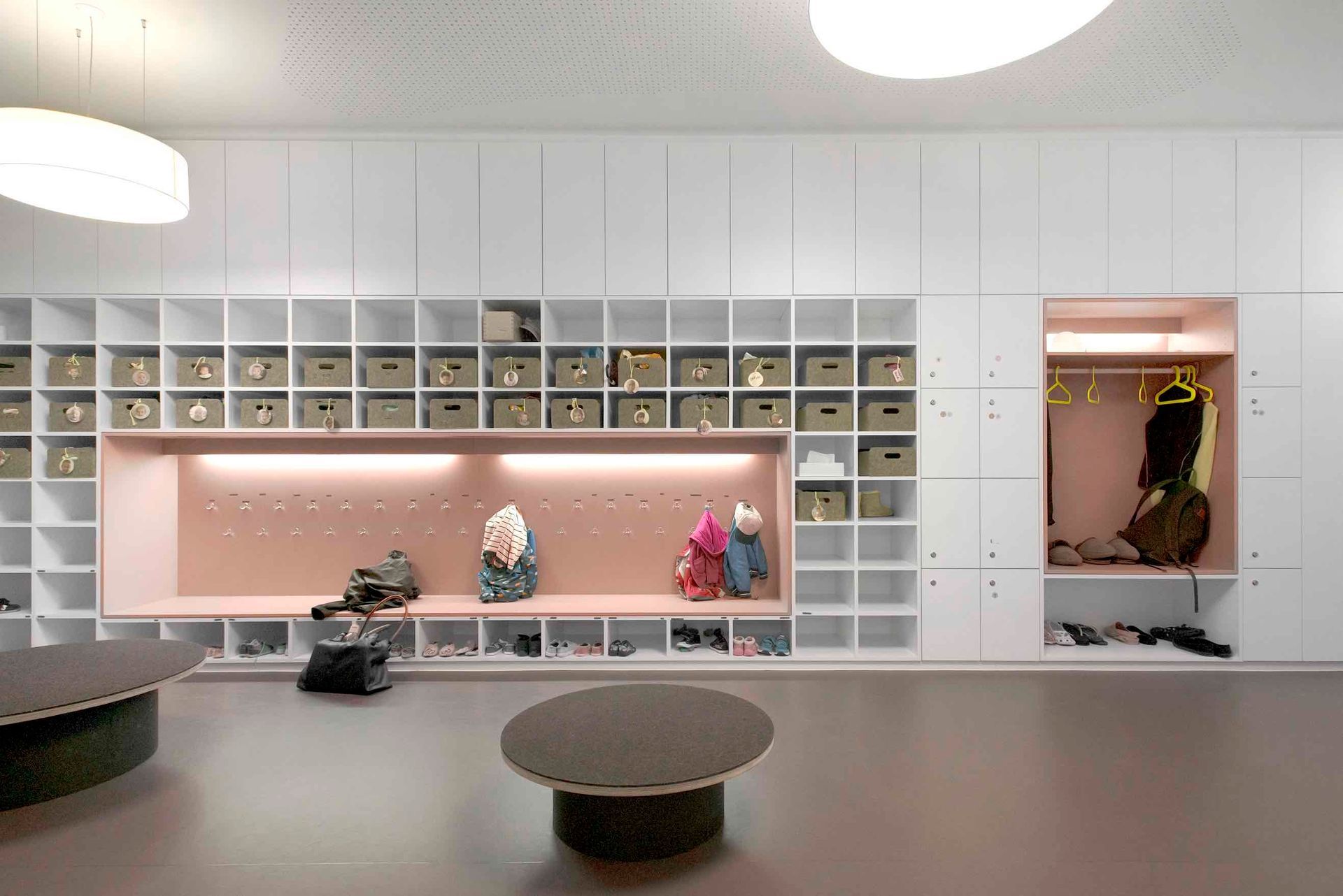 Grand agencement en bois blanc pour rangements avec étagères et portes