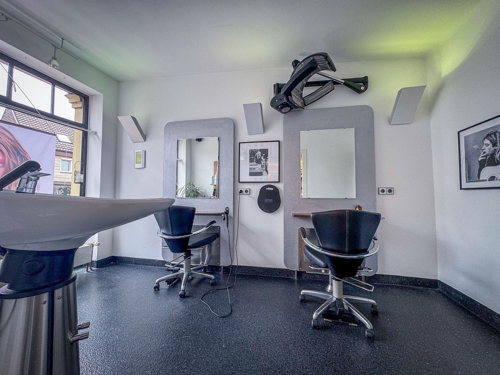 Einer Frau werden in einem Waschbecken in einem Salon die Haare gewaschen.