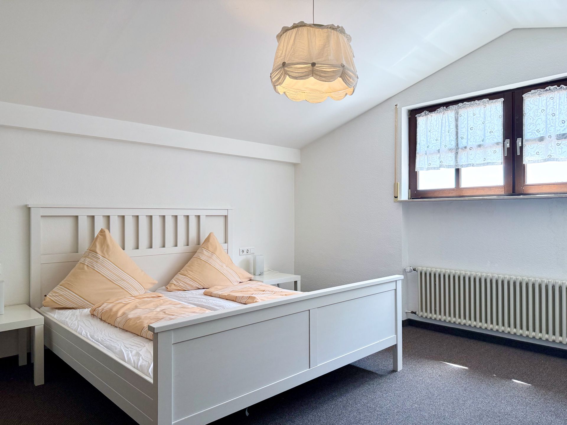 Doppelbett in Schlafzimmer Nr 1 in einem Maisonette
