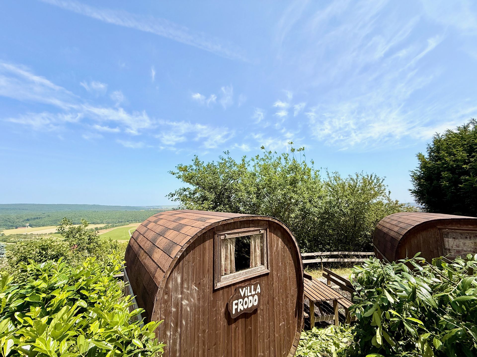 Blick über die Schlummerfässer nach Osten