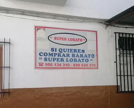 Un cartel rectangular en una pared blanca dice: 