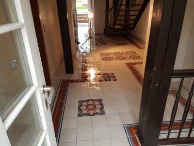 Flurbereich der mit hochwertigen Fliesen und Musterungen gefliest ist.