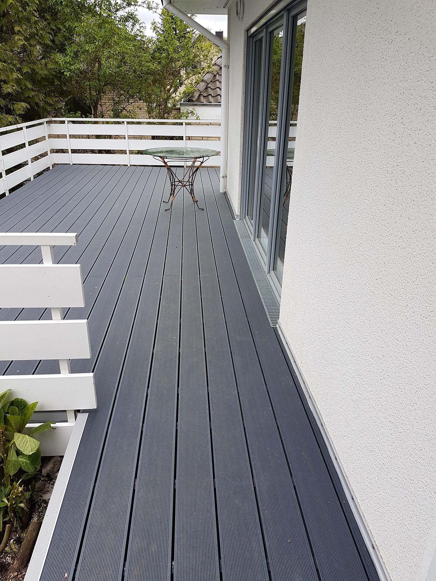 Terrasse nachher mit hochwertigen WPC Bodenbelag.