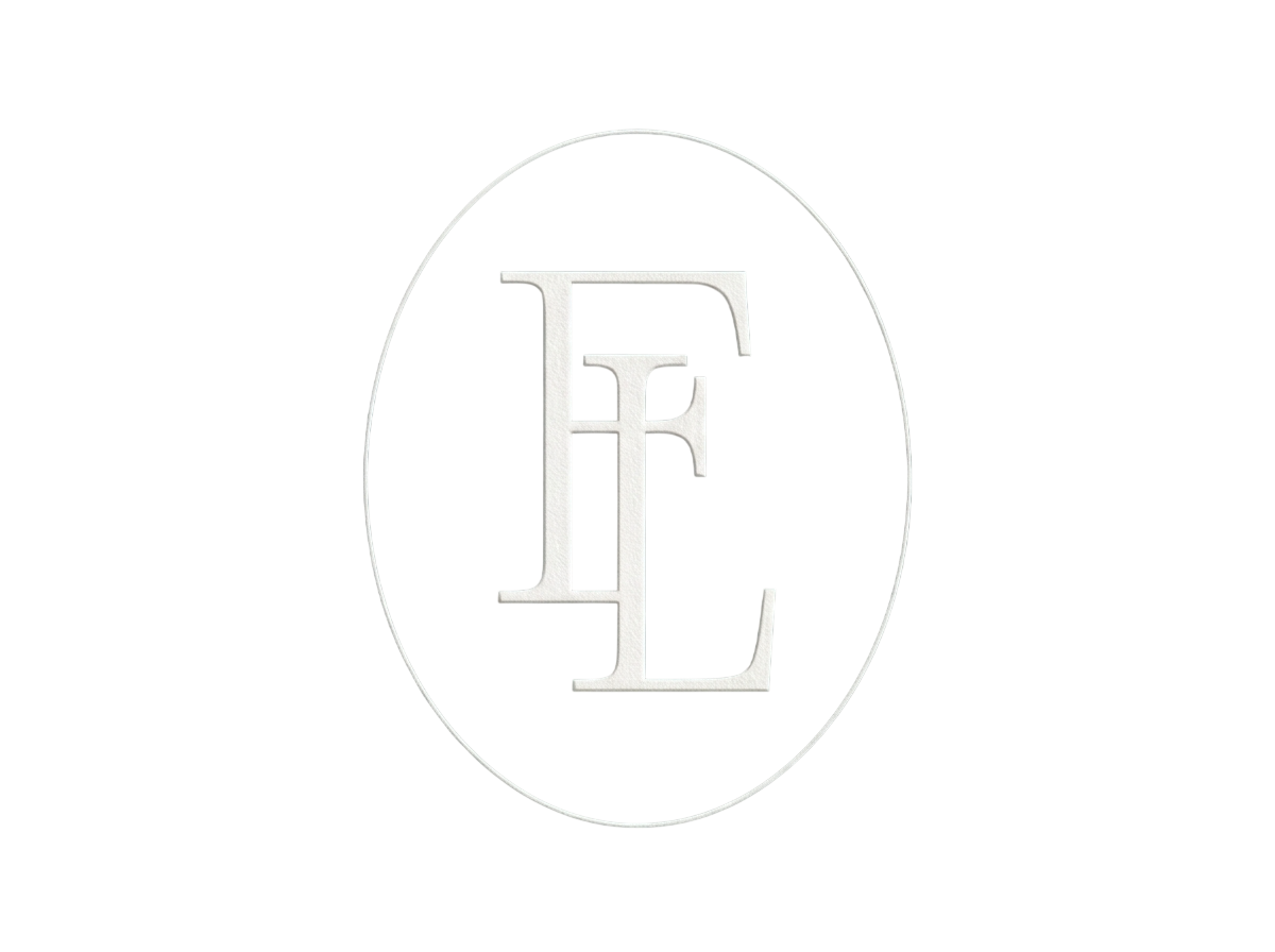 Logo ovale blanc en relief avec les lettres « F » et « L » entrelacées sur fond blanc