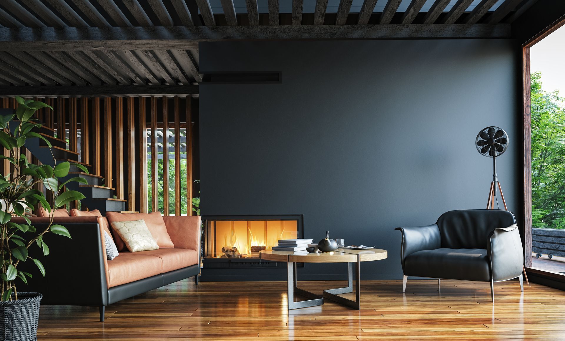 Salon moderne avec cheminée, canapé foncé, fauteuil et parquet sous plafond à claire-voie