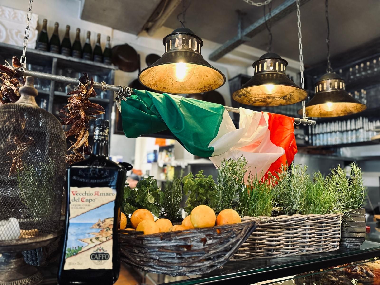 Auf einem Regal stehen mehrere Weinflaschen.