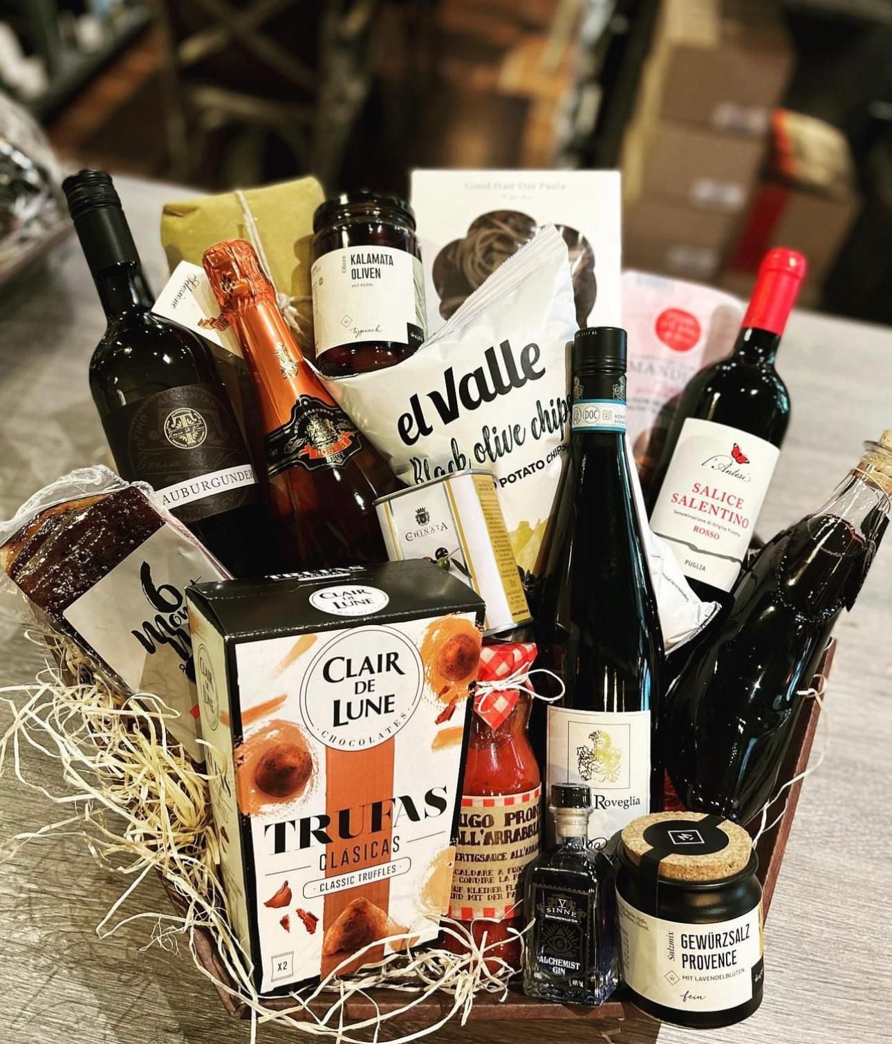 Ein Teller mit Spaghetti und Fleischbällchen mit einer Gabel auf einem Tisch.