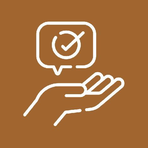 Eine Hand hält ein Häkchen in einer Sprechblase.