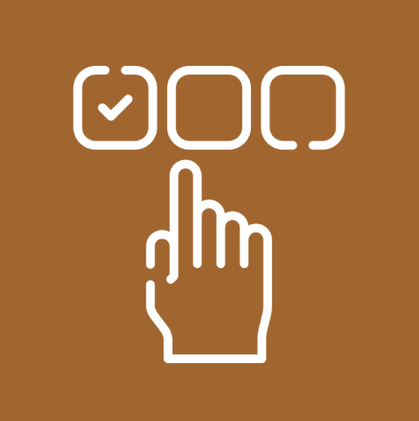 Eine Hand zeigt auf ein Häkchen auf braunem Hintergrund.