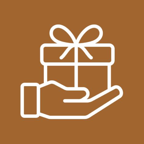 Eine Hand hält eine Geschenkbox mit einer Schleife.