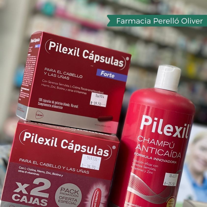 Productos Pilexil para la caída del cabello: cajas rojas y botella de champú en el estante de una farmacia.