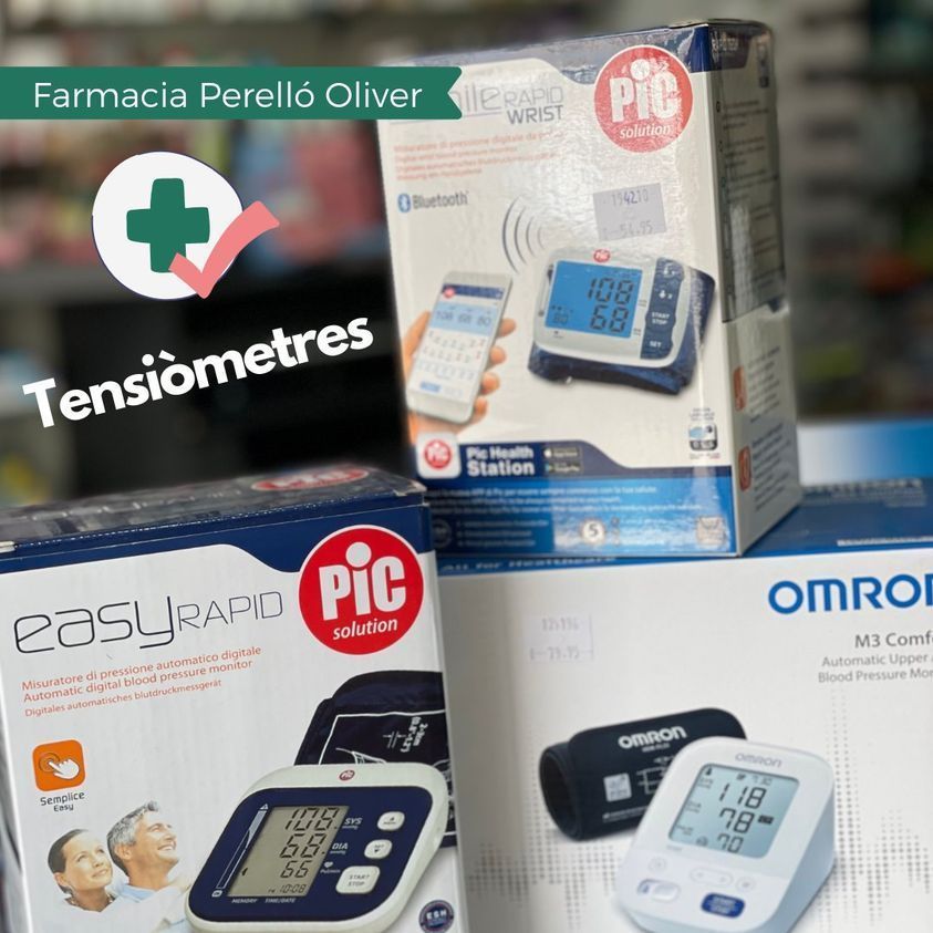 Tensiómetros y cajas de brazaletes de distintos tamaños en un estante de farmacia, etiquetados como “Tensores” y “Farmacia Perelló Oliver”.