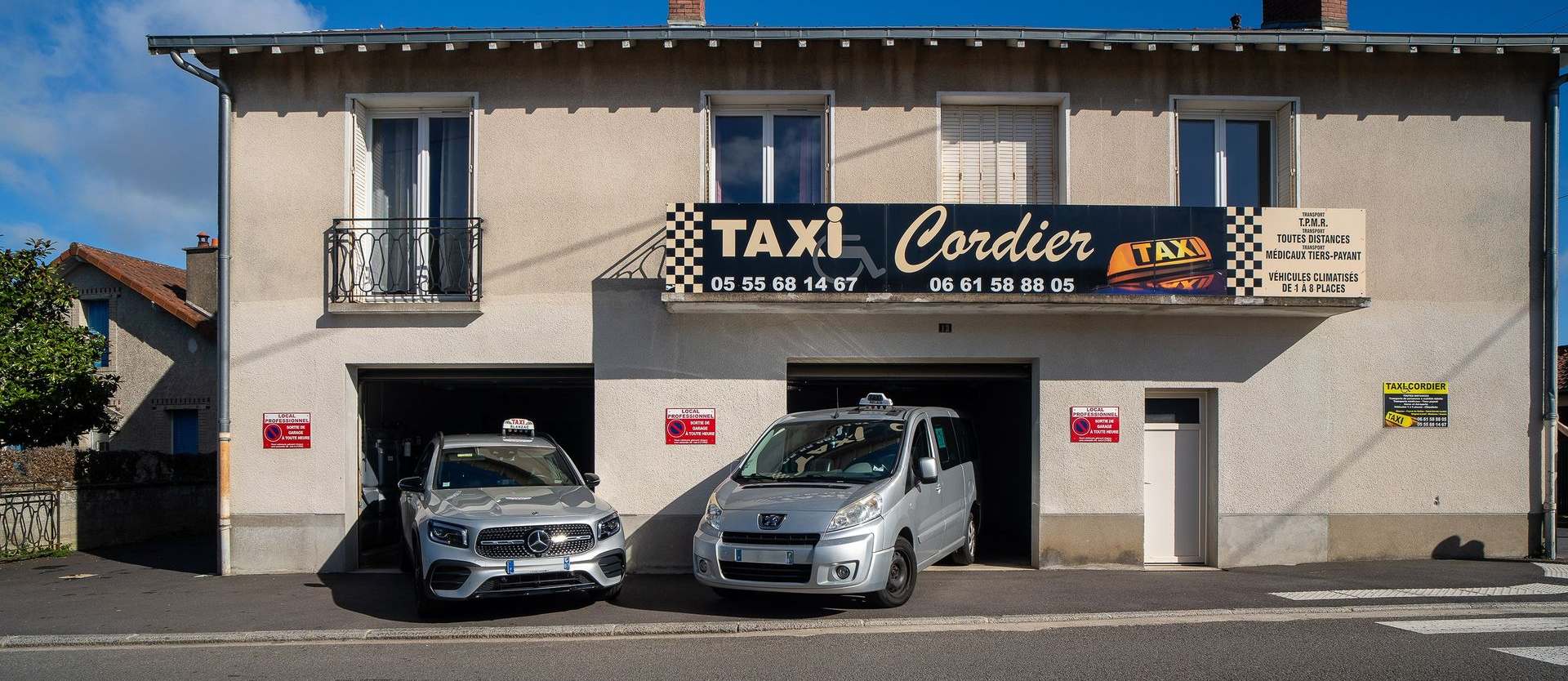 Immeuble de bureaux de Taxi CORDIER avec deux voitures garées devant.