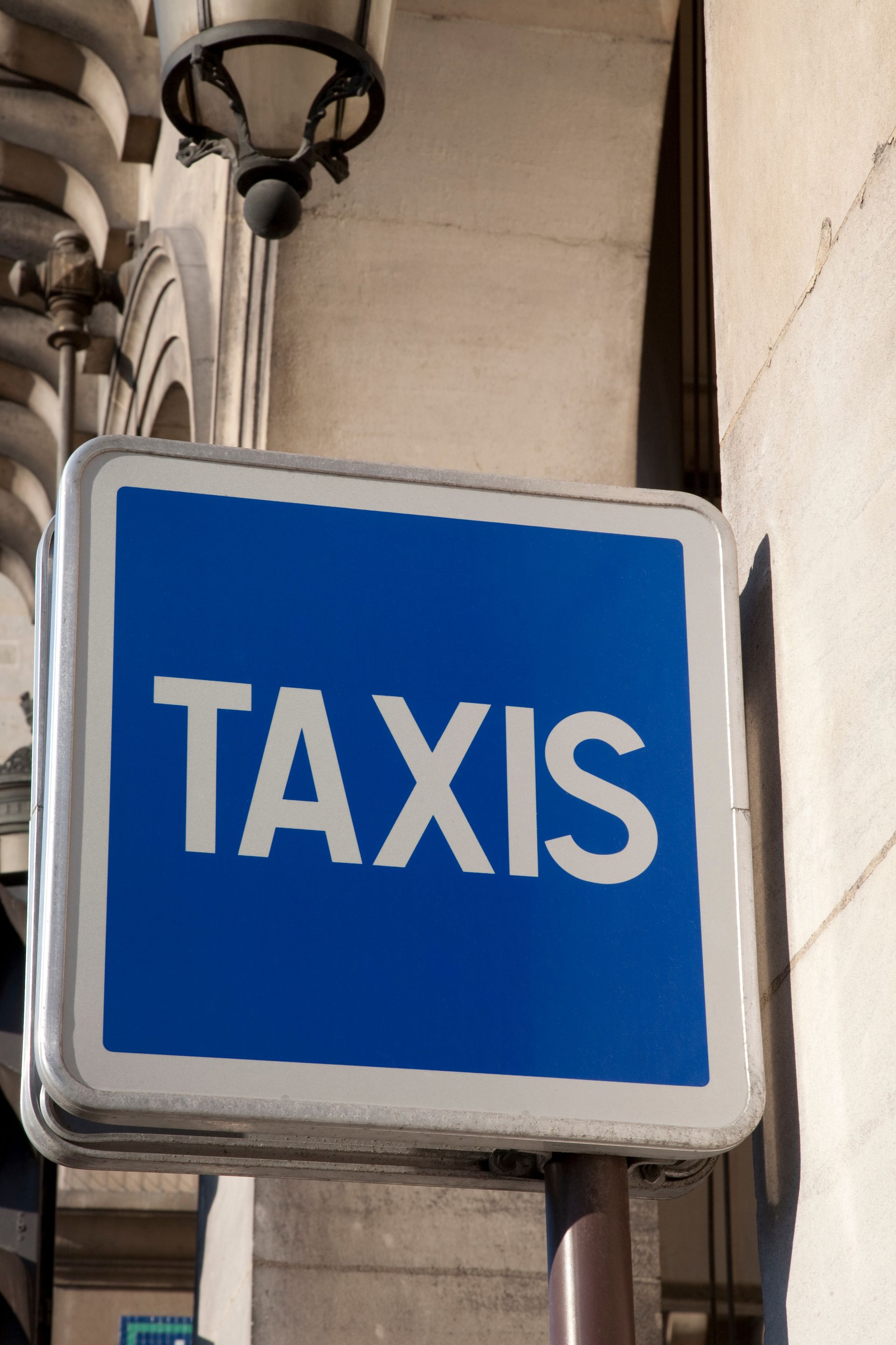 Panneau bleu et blanc TAXIS.