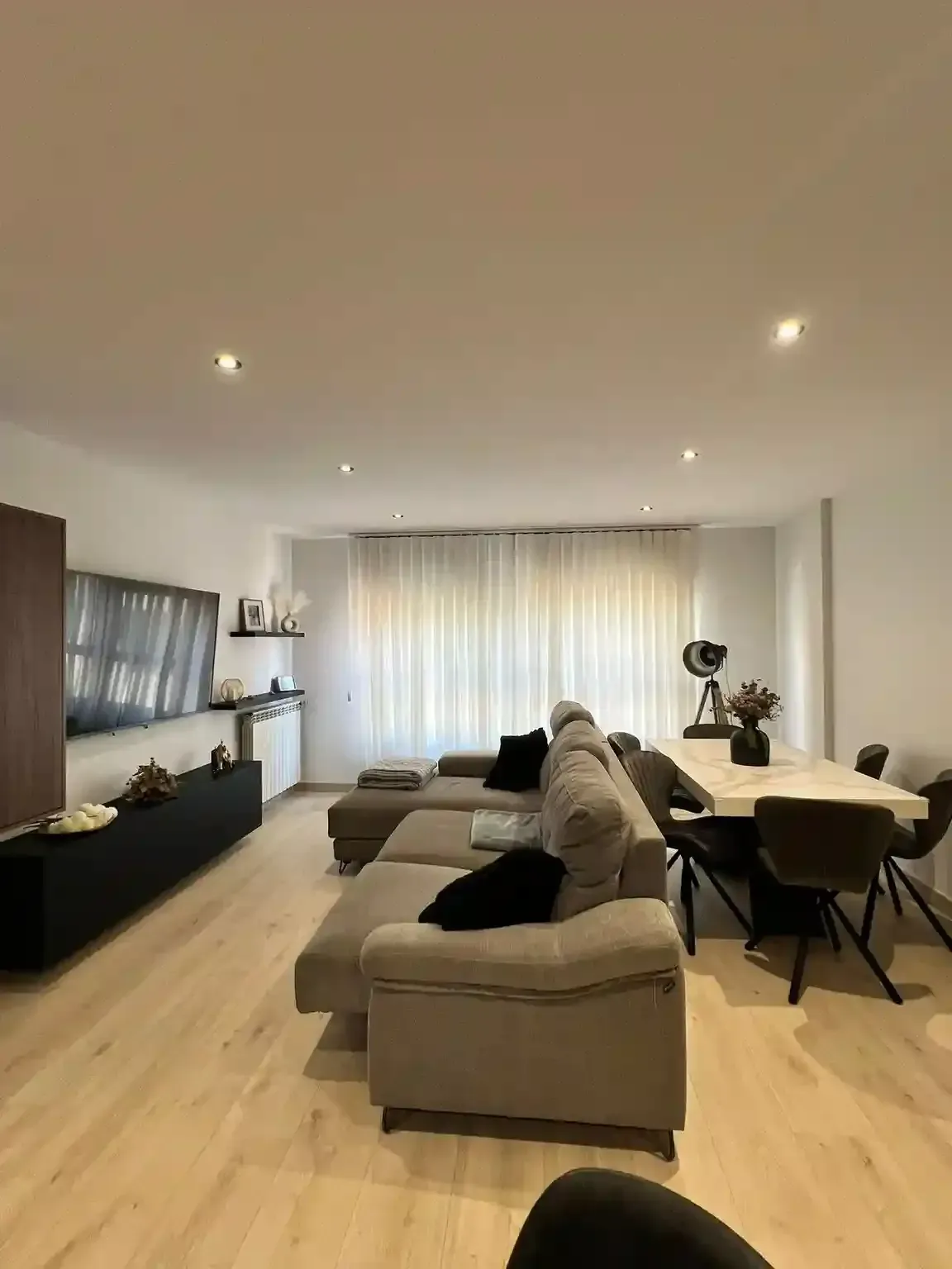 Sala de estar moderna con sofá modular beige