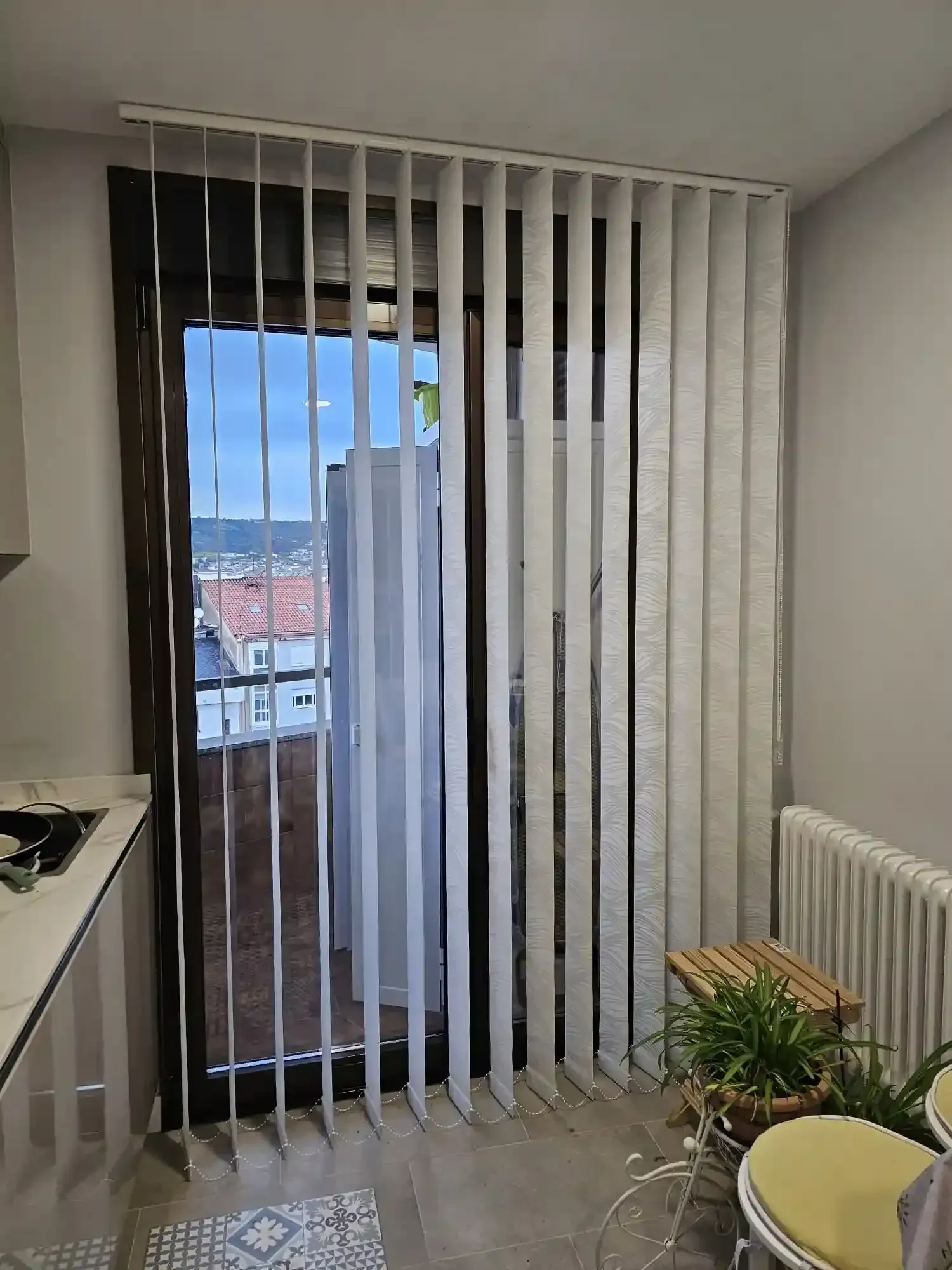 Puerta del balcón del apartamento con persianas verticales