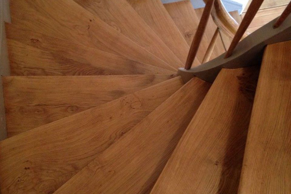 Holztreppe, Boden- und Wandbeläge Th. Keller