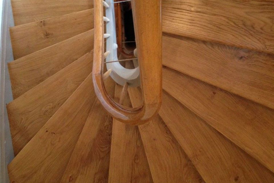 Holztreppe, Boden- und Wandbeläge Th. Keller