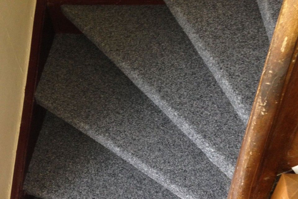 Treppe mit Kugelgarn, Boden- und Wandbeläge Th. Keller