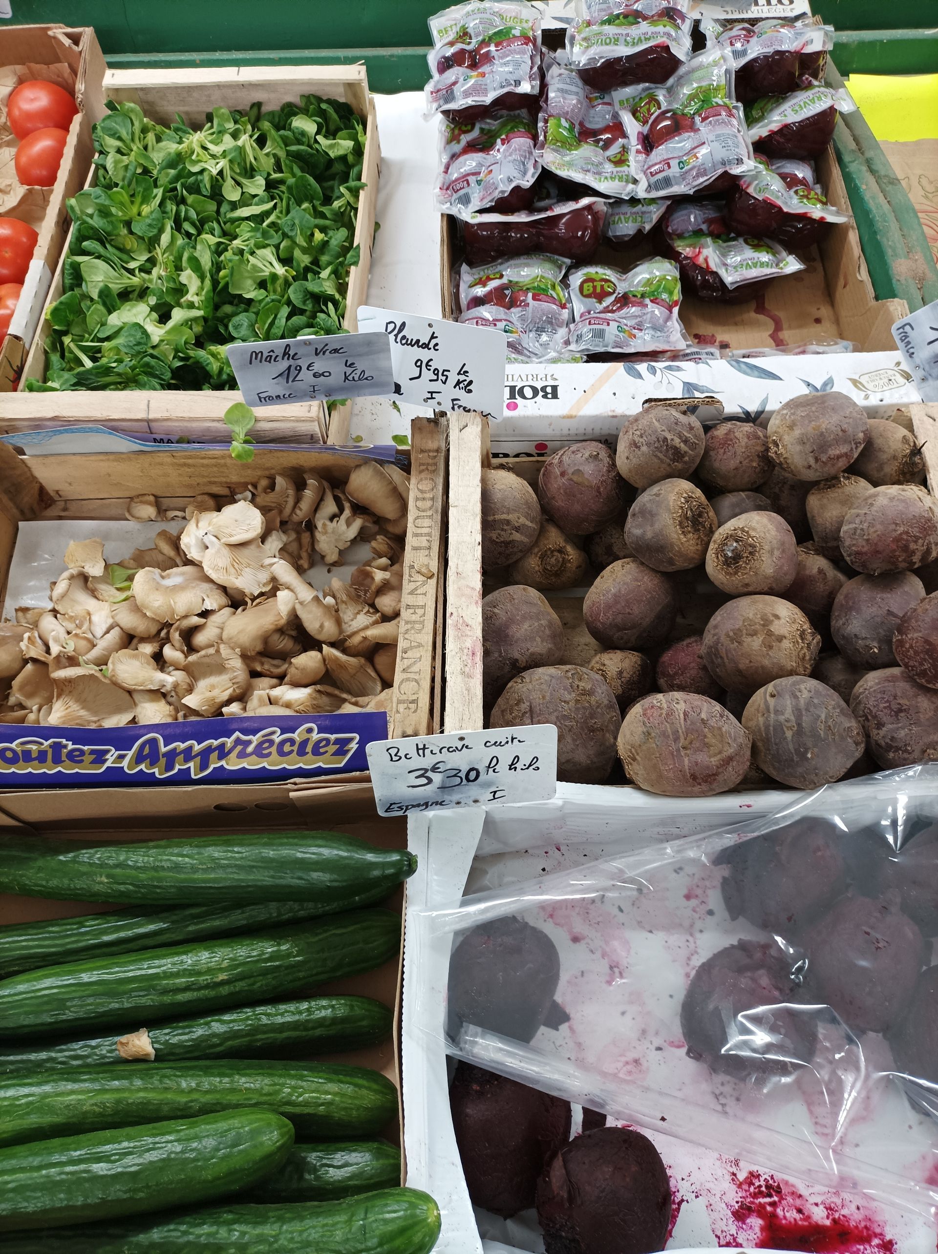 Cagettes de champignons, de betteraves et de concombres