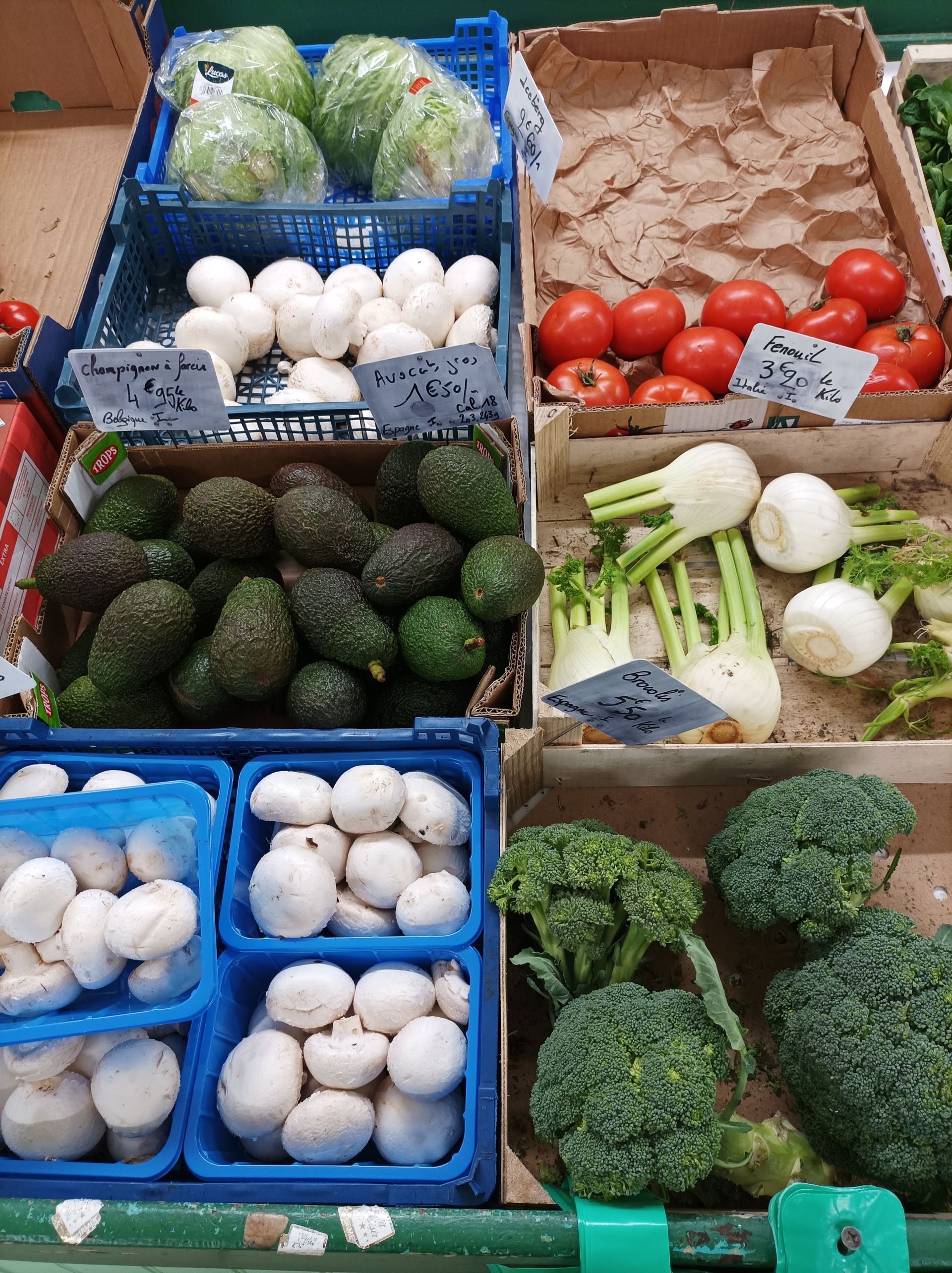 Cagettes d'avocats, de tomates et de champignons