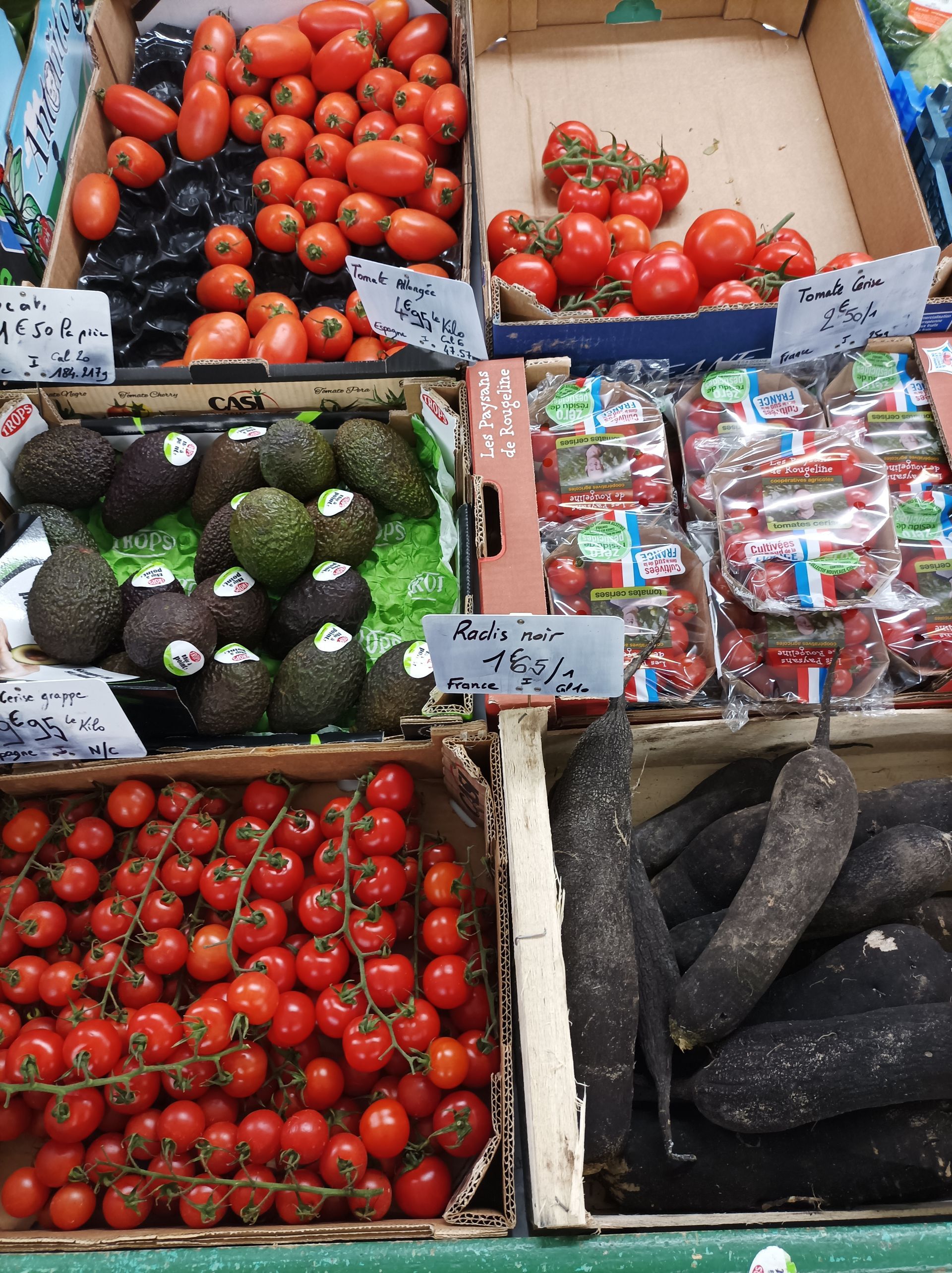 Cagettes de tomates cerises et d'avocats